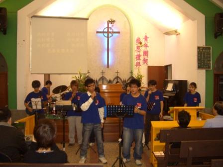 2010.03.28青年團契紀念主日禮拜：另外一組青年引領敬拜