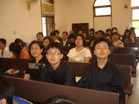 2010.04.04復活節讚美禮拜：陳牧師,師母及安立與安祈在維也納皆蒙 上主保守感謝主回來烏日教會