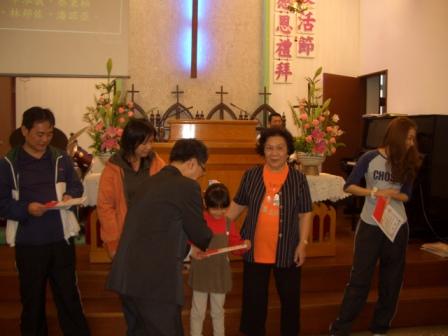 2010.04.04復活節讚美禮拜：教會頒發上半年獎學金