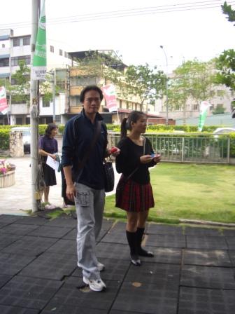 2010.04.04復活節讚美禮拜：林坤賢弟兄很高興~知道我手裡拿什麼嗎?呵呵~