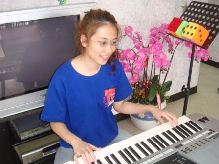 2010/08/28青少年團契至葡萄園安養中心志工：司琴好開心