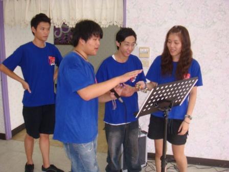 2010/08/28青少年團契至葡萄園安養中心志工：為下午志工服務開心準備~