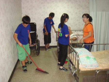 2010/08/28青少年團契至葡萄園安養中心志工：打掃中~