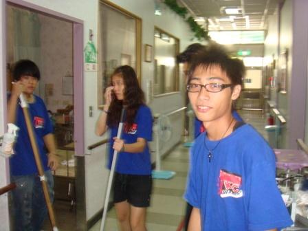 2010/08/28青少年團契至葡萄園安養中心志工：終於打掃及清潔完成~感謝主~