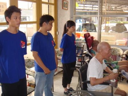 2010/08/28青少年團契至葡萄園安養中心志工：為下午志工服務開心準備~