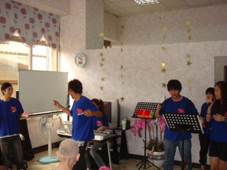 2010/08/28青少年團契至葡萄園安養中心志工：跳舞娛樂老人~呵呵!!
