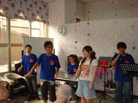 2010/08/28青少年團契至葡萄園安養中心志工：一起跳舞娛樂大家~