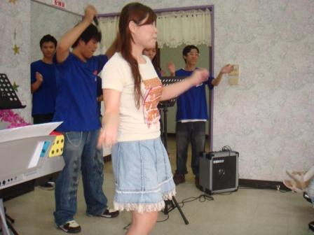 2010/08/28青少年團契至葡萄園安養中心志工：護理人員很會跳舞喔~不簡單~