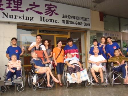 2010/08/28青少年團契至葡萄園安養中心志工：開心與老人合照~