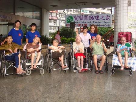 2010/08/28青少年團契至葡萄園安養中心志工：開心與老人合照~