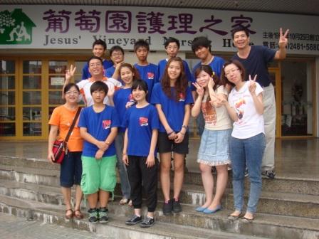 2010/08/28青少年團契至葡萄園安養中心志工：志工服事結束後大家合照紀念~YA~
