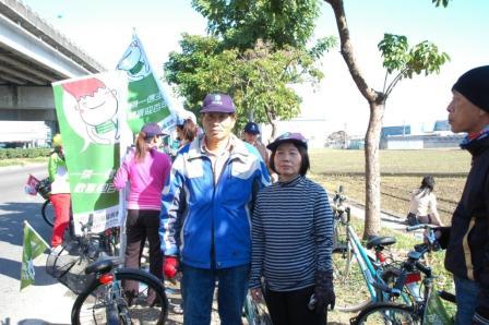 2010.01.09設教百週年倒數100天串聯百公里騎自行車活動：柯老師與伶芬執事恩愛合照