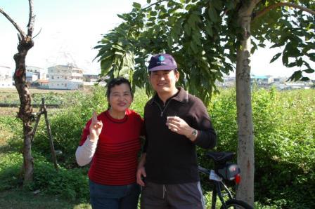 2010.01.09設教百週年倒數100天串聯百公里騎自行車活動：志偉執事與長老娘合照一張