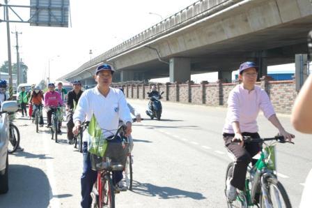 2010.01.09設教百週年倒數100天串聯百公里騎自行車活動：車隊壯觀喔~