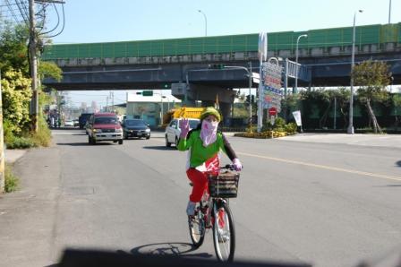 2010.01.09設教百週年倒數100天串聯百公里騎自行車活動：大姐來一張~~YA