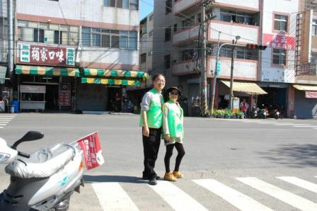 2010.01.09設教百週年倒數100天串聯百公里騎自行車活動：我倆也非常恩愛呦~