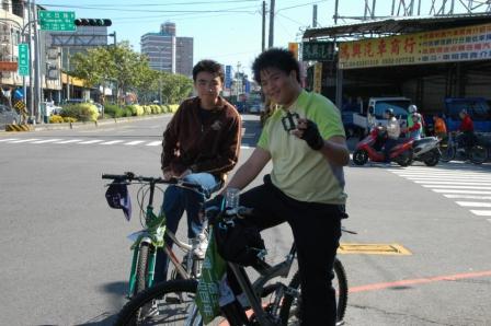 2010.01.09設教百週年倒數100天串聯百公里騎自行車活動：太厲害了騎到踏板掉下來!