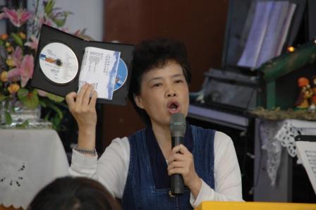 2010.02.28設教百週年聖歌隊錄製紀念CD聖樂發表會：指揮許惠敏執事向會眾說明錄製艱辛過程