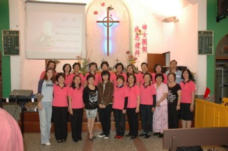2010.03.07婦女團契紀念主日禮拜：禮拜結束後我們參與的同工一起拍照紀念