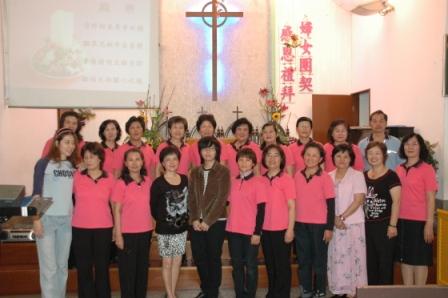 2010.03.07婦女團契紀念主日禮拜：禮拜結束後我們參與的同工一起拍照紀念