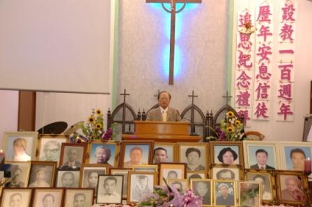 2010.03.21設教百週年歷年安息信徒追思紀念禮拜：帶領會眾獻上禱告~