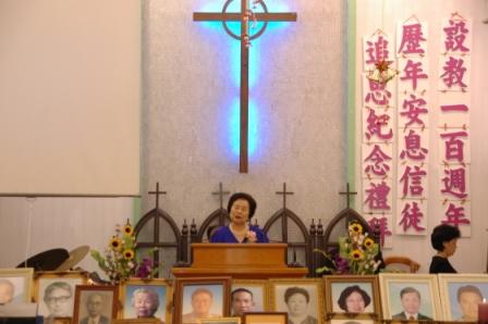 2010.03.21設教百週年歷年安息信徒追思紀念禮拜：來自花蓮港教會黃清英長老代表遺族致意並說明早期在烏日領受信仰之見證