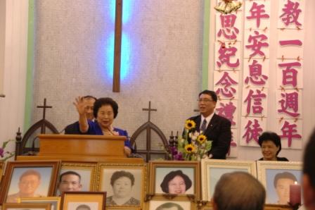 2010.03.21設教百週年歷年安息信徒追思紀念禮拜：黃清英長老再次向會眾揮手致謝~
