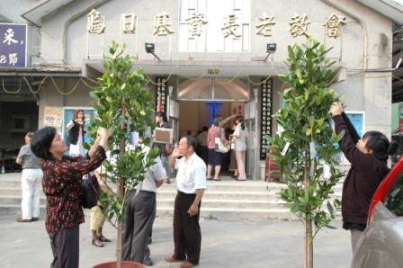 2010.03.21設教百週年歷年安息信徒追思紀念禮拜：繫上追思卡追思先人