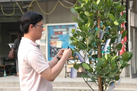 2010.03.21設教百週年歷年安息信徒追思紀念禮拜：會眾在象徵生命樹上繫上追思語