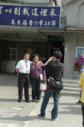 2010.04.18百週年感恩讚美禮拜：我們要來照一張