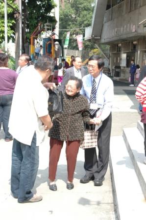 2010.04.18百週年感恩讚美禮拜：長老歡迎信仰前輩的蒞臨~