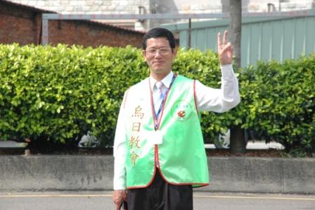 2010.04.18百週年感恩讚美禮拜：耀堂執事擔任交通引導重要工作