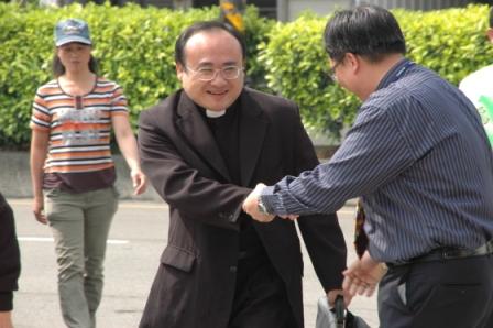 2010.04.18百週年感恩讚美禮拜：歡喜接待--台中中會議長 賴信頌牧師蒞臨主禮