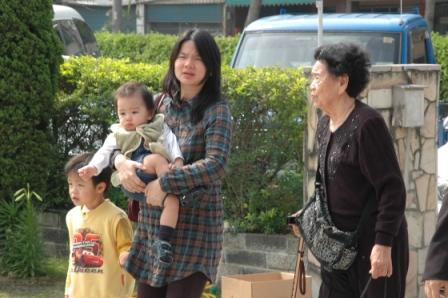 2010.04.18百週年感恩讚美禮拜：兄姐熱烈參與同頌主恩~
