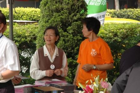2010.04.18百週年感恩讚美禮拜：招待處的事奉同工辛苦了~