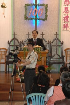 2010.04.18百週年感恩讚美禮拜：專業攝影這是一定要的啦~