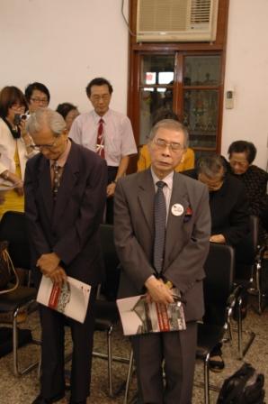 2010.04.18百週年感恩讚美禮拜：歷任牧長同心禱告中