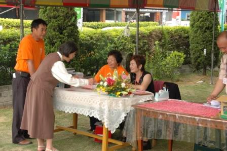 2010.04.18百週年感恩讚美禮拜：招待處的事奉同工辛苦了~