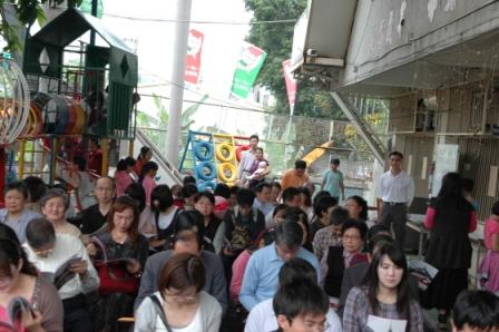 2010.04.18百週年感恩讚美禮拜：戶外區座無虛席