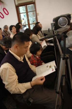 2010.04.18百週年感恩讚美禮拜：來個攝影紀念~哇~百週年程序手冊做的超級棒!