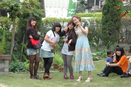 2010.04.18百週年感恩讚美禮拜：美女照相囉~