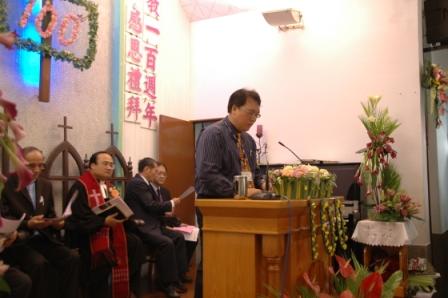 2010.04.18百週年感恩讚美禮拜：潘志如長老恭讀各教會機構賀電賀詞獻上滿滿祝福
