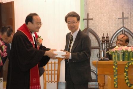 2010.04.18百週年感恩讚美禮拜：歷任牧師接納教會敬贈之紀念品