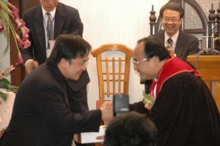 2010.04.18百週年感恩讚美禮拜：歷任牧師接納教會敬贈之紀念品