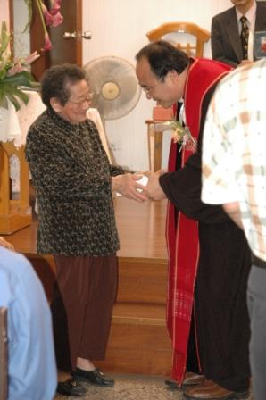 2010.04.18百週年感恩讚美禮拜：牧者家屬接納教會紀念品