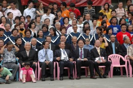 2010.04.18百週年感恩讚美禮拜：大合照等待中~