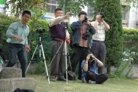 2010.04.18百週年感恩讚美禮拜：非常專業的攝影師