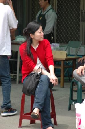 2010.04.18百週年感恩讚美禮拜：美麗的姐妹寒暄分享中