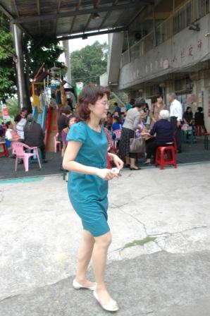 2010.04.18百週年感恩讚美禮拜：美麗的麗珍姐妹你好~