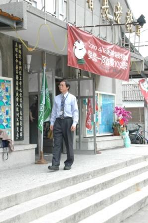 2010.04.18百週年感恩讚美禮拜：長老不知道已被拍照了~